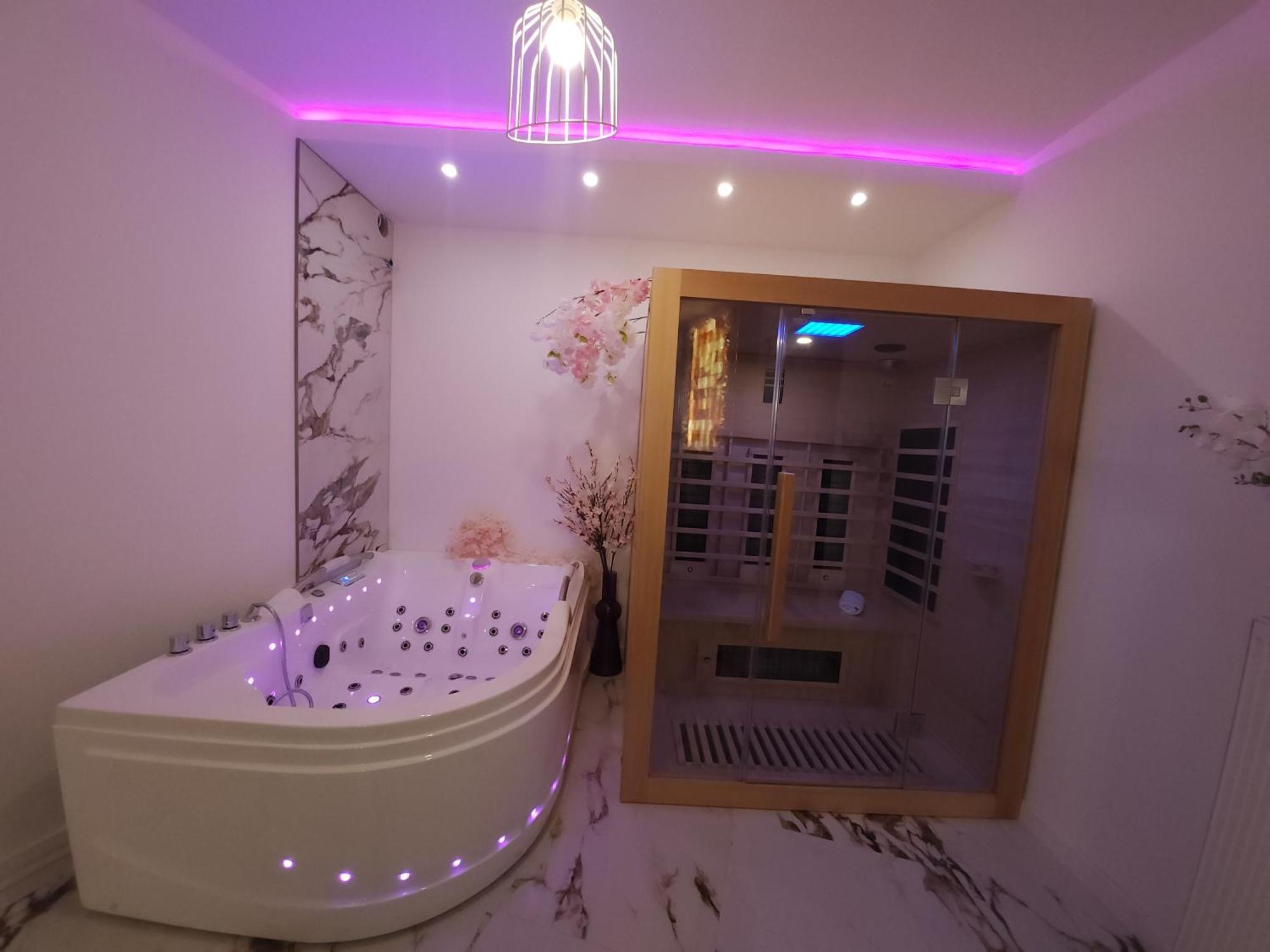 New In Gdansk! Red Room In The Heart Of Gdansk - Bdsm - With A Luxury Jacuzzi And Access To A Sauna Eksteriør billede